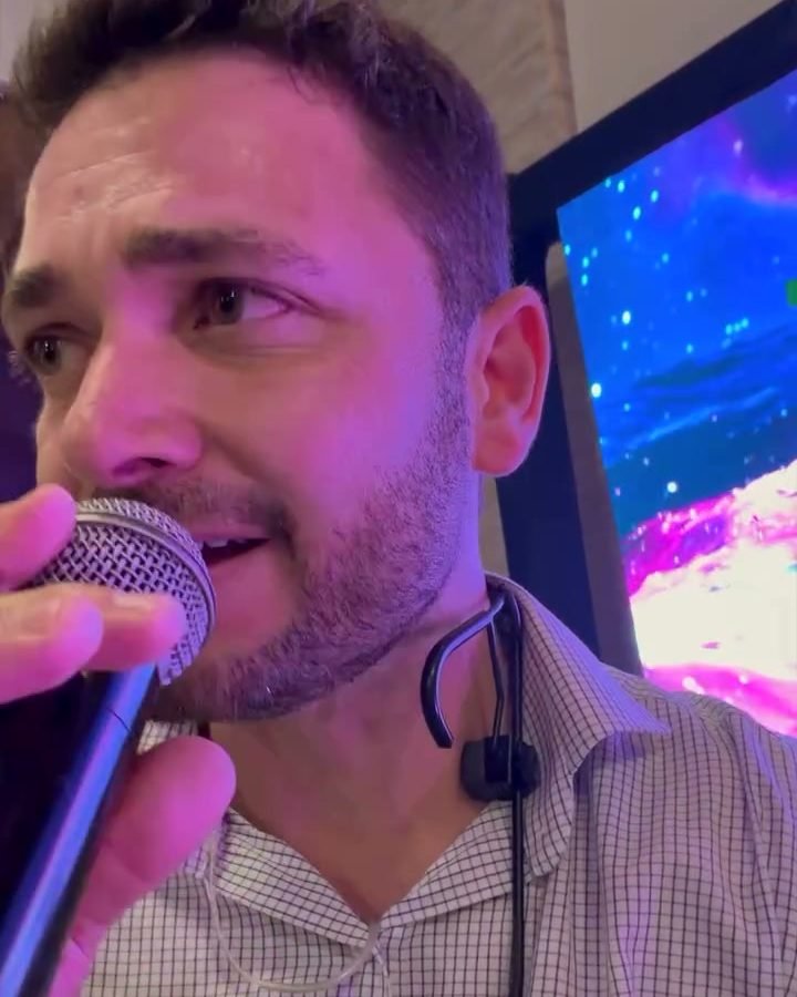 Edipo Ribeiro cantando ao vivo